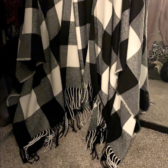 Black and white plaid poncho - Picture 2 of 3